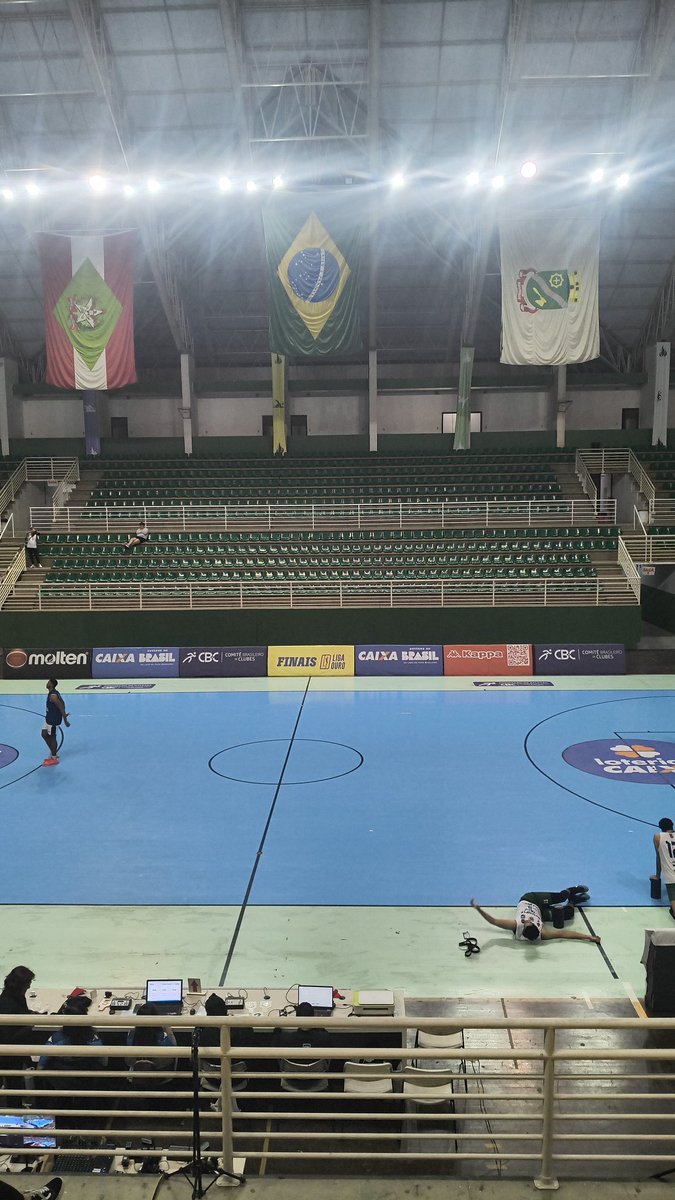 mateusosk's tweet photo. Deprimente uma final de Liga Ouro estar sendo recebida em um ginásio desse jeito https://t.co/ebmIzhGrjD