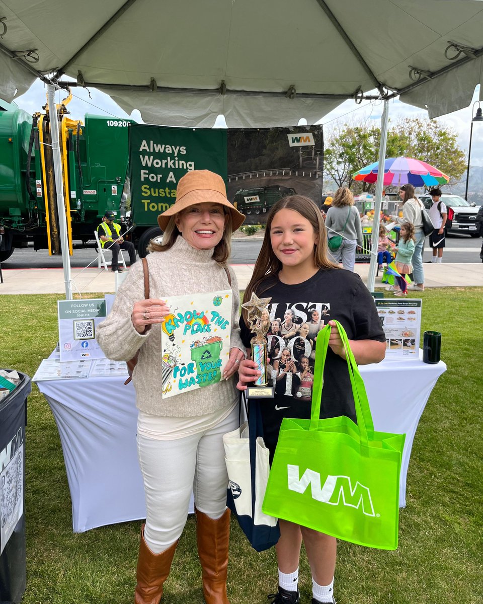 WM_SoCal's tweet photo. Great times at the City of Westlake Village with WM driver Gerardo + Stephanie! ♻️ Celebrated sustainability, showcased proper recycling (keep it free &amp; loose—no bags!), and gave out 100 kitchen food waste pails.
#WMSoCal #Recycle #Organics https://t.co/Y40w2Fj3LI