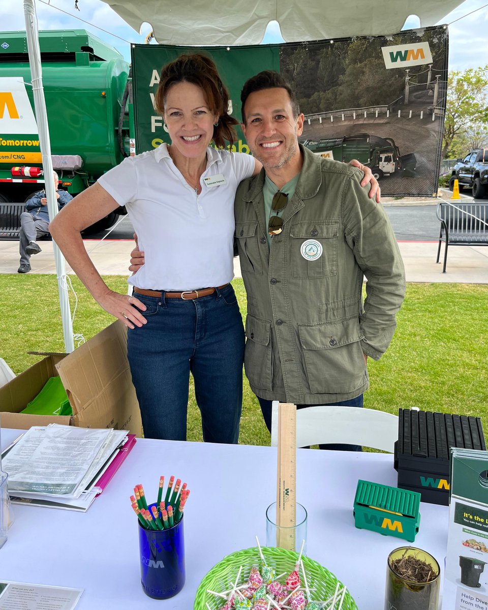 WM_SoCal's tweet photo. Great times at the City of Westlake Village with WM driver Gerardo + Stephanie! ♻️ Celebrated sustainability, showcased proper recycling (keep it free &amp; loose—no bags!), and gave out 100 kitchen food waste pails.
#WMSoCal #Recycle #Organics https://t.co/Y40w2Fj3LI