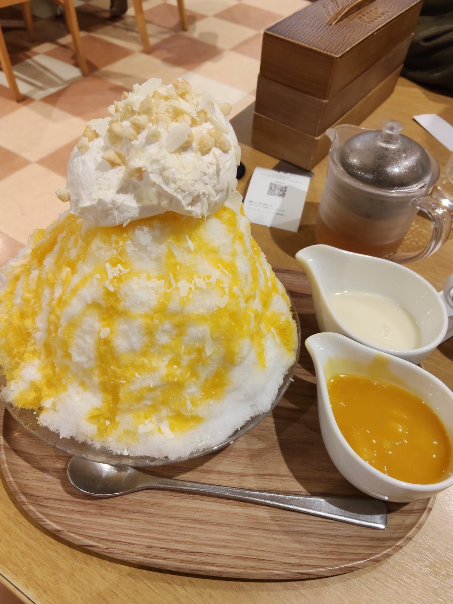 amaiflower_321's tweet photo. ココス
最近チョコミン党に入党した長女の希望で、ココスのチョコミントパフェ🍒
私は横でマンゴーかき氷🍧
更にアプリのクーポンにあったバースデーデザートプレート🍨
夕飯も注文して完食してからのコレだから、ヤバい位にカロリー摂取しまくった上に、会計もファミレスとは思えない金額に🤣🤣🤣 https://t.co/hfMCkbntsd
