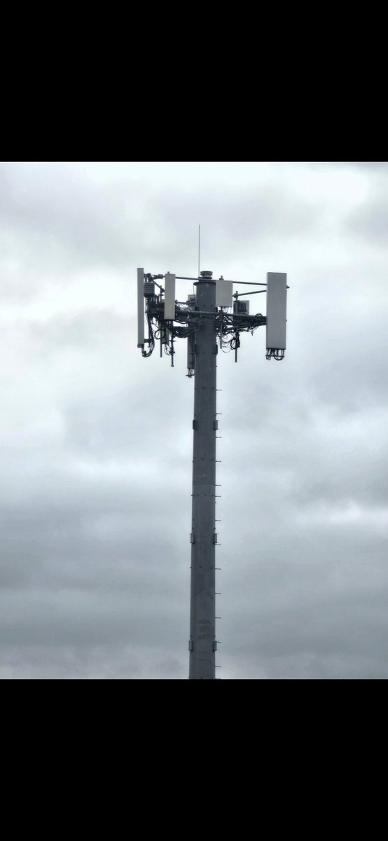 holman1124's tweet photo. This T-Mobile site is a masterpiece. Latham, NY, it was originally a sprint site, so they have sprint engineering to thank. It hits line of sight in all directions like no other. It's only across the street from the vz site, and VZ in the test location had already lost 700 mbps. https://t.co/AvGRUoQBo5