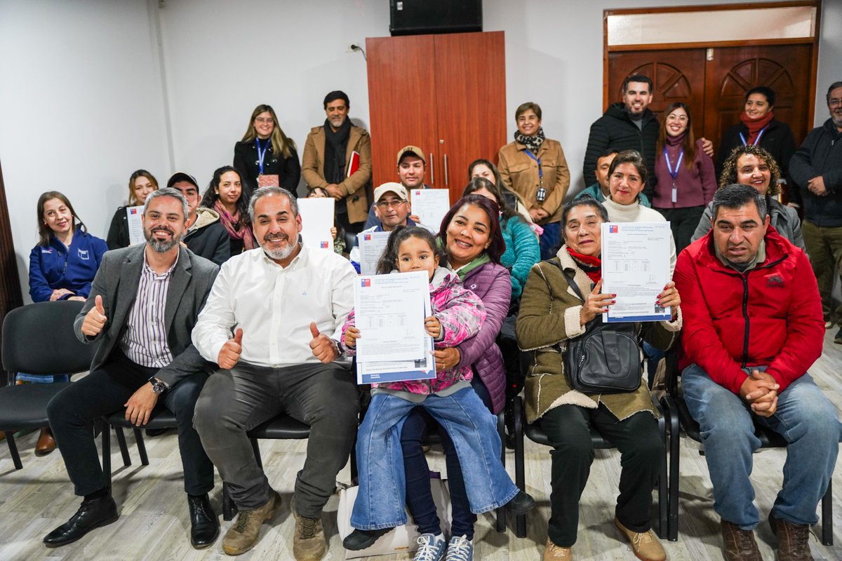 MinvuOHiggins's tweet photo. En Coltauco iniciamos la entrega regional de subsidios DS1: los primeros 6 de 333 asignados en O’Higgins. El seremi Christian Villegas y alcalde Félix Sánchez acompañaron a las familias beneficiadas. Postula al segundo llamado desde el 16/6 en https://t.co/oRKxeCxWU8 https://t.co/RyLcMg0ZFc