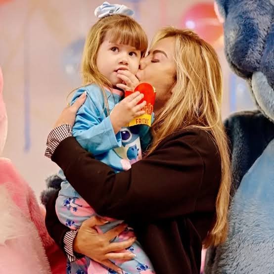 PautaClube's tweet photo. Dia de festa na família! 🎈 Poliana Rocha a caminho de celebrar a vida da pequena Maria Alice. A avó não esconde o quanto é apaixonada pela primogênita de Virgínia e Zé Felipe. 

#Virginia #ZeFelipe #MariaAlice #PolianaRocha https://t.co/r6KHXdS5Hc