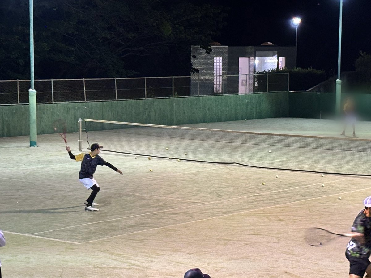 softeni_orange's tweet photo. 先日 #練習試合会 がありました🎶
ペアは都合付かず、当日に組んだ他校の前衛と話しながら試合して
午後には勝率高いメンバーのトーナメントでなんと2位😆

楽しそうにやっていたので良かった🤓

夜は恒例の練習ー
足のマッサージももはや恒例に😉
#ソフトテニス #サンワエナジー #中学生 #埼玉県 https://t.co/J03dJVWhln