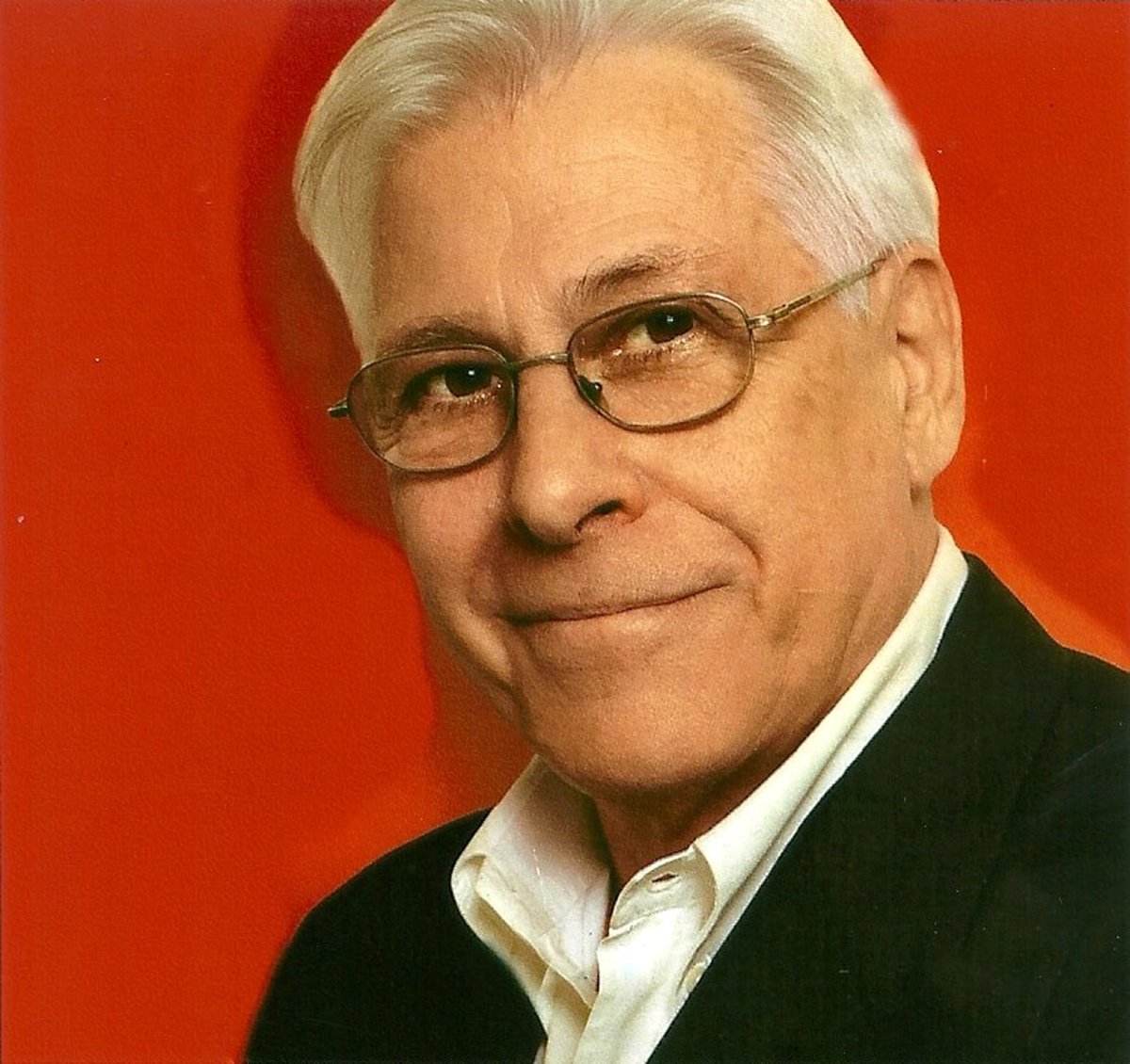 MuertosArg's tweet photo. 26/05/2017 murió Andrés Percivale.
Presentador de televisión y periodista. Triunfó en canal13 como a cargo del noticiero con Mónica por años. Decidió retirarse a tiempo y se dedicó al Yoga por 30 años.
Un gran tipo que nos dejó hace 9 años con 77 de edad.
Irreparable. https://t.co/Gcq6S9Zilp