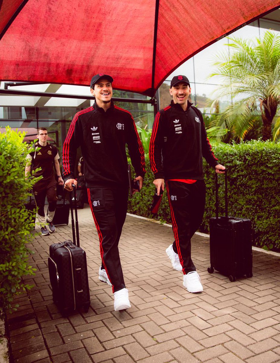 fla_infos's tweet photo. Portugal desponta como o destino favorito para receber o Flamengo durante a intertemporada. 

Representantes do clube viajaram recentemente à Europa para avaliar de perto as estruturas do país. 

Apesar da preferência pelo território português, o Rubro-Negro ainda mantém Argentina e Uruguai como opções estudadas na mesa.

🗞️ @PapaRubroNegro | @GabrielOrphao 
📸 Reprodução