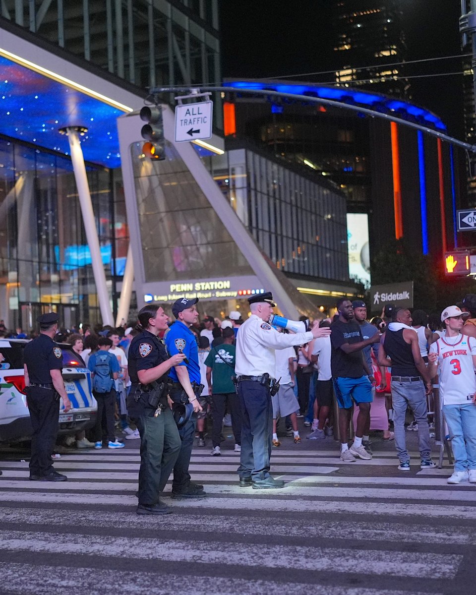 ComplexSports's tweet photo. New York is about to be insane if the knicks win game 4 

Police presence already stationed outside of Radio Music Hall for the knicks game 4 watch party.

via @jenXperience// @gettyimages https://t.co/pqFaONS7xA