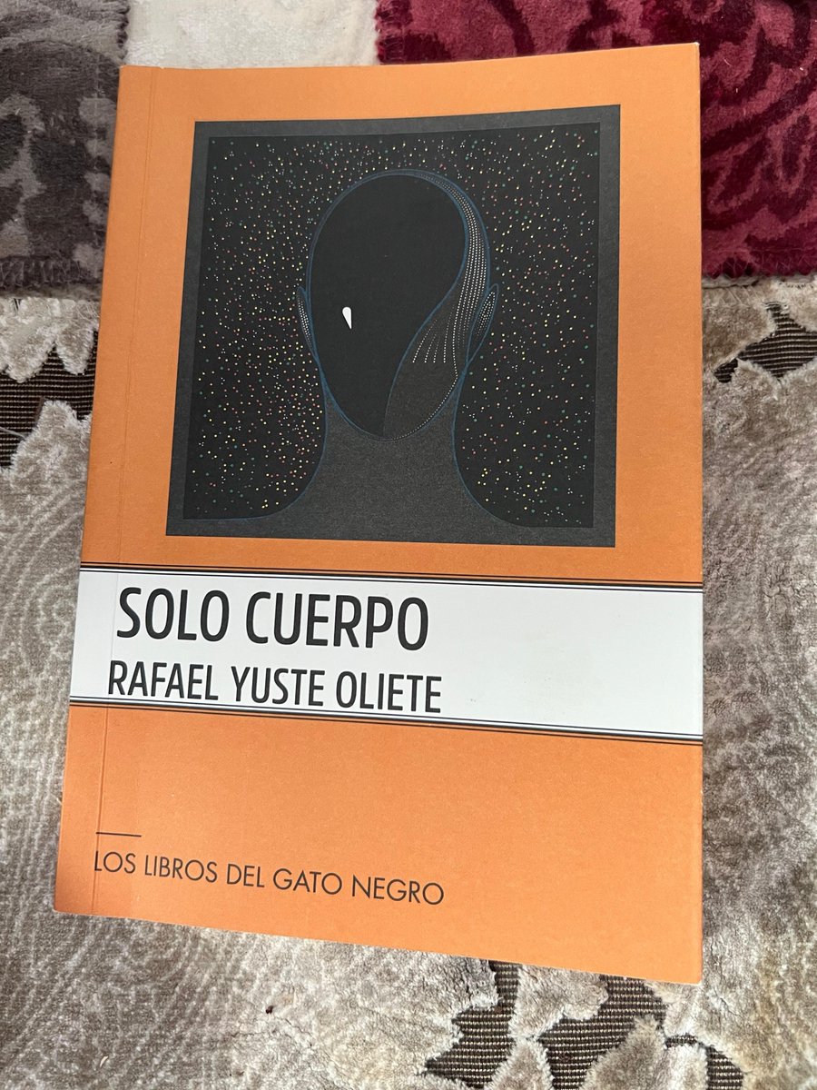 Celfau50's tweet photo. Releo poemario prestado de Rafael Yuste Oliete @librosgatonegro  
Sólo sentir sin necesidad de entender, lento sin que pase el tiempo.
"De Como aquella nube de deseo 
nos sostuvo; de cómo los conceptos
como versos hallados  que se esparcen
se hacen mundo;
de cómo lo nuestro fue" https://t.co/L9r1GWLvpj