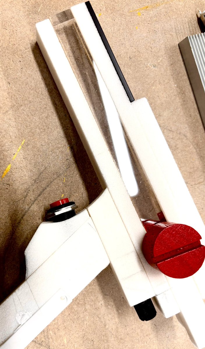 ucyubito's tweet photo. RAYGUN  NO-006の制作中〜
本体メインフレームが透明になる設計です😊
#2027うちゅうびと展
#リキテックス https://t.co/qTMsG9gOvg