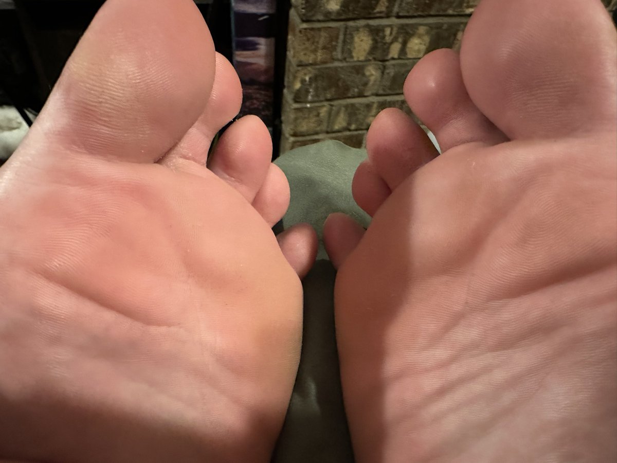 Octollama1's tweet photo. Fresh wrinkled soles. Come lick the sweat from between my toes. https://t.co/o75K0XE64T