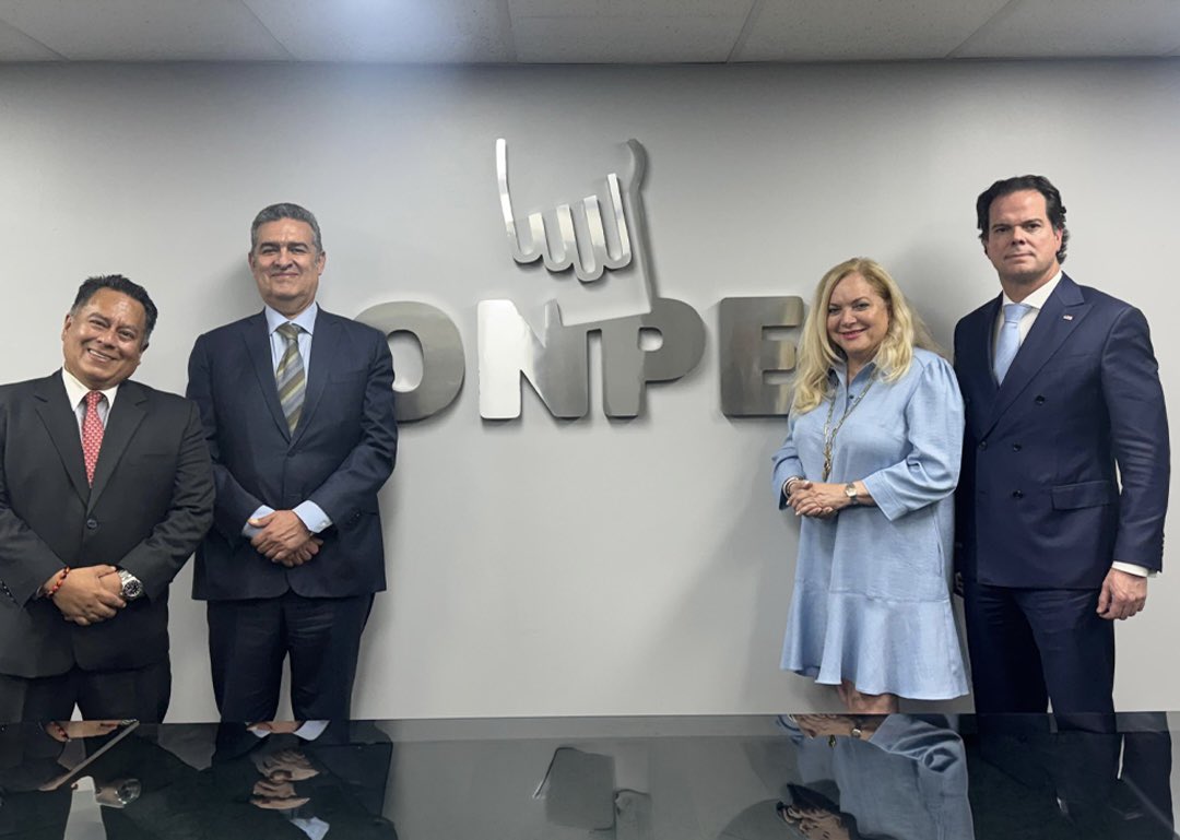 USAmbPeru's tweet photo. La Supervisora de Elecciones de @VoteMiamiDade, @alinagarcia, me acompañó a @ONPE_Oficial. Ella será parte de los observadores de la votación peruana en Miami-Dade. Es esencial que los funcionarios de nuestros países compartan experiencias. Así se logran elecciones libres y justas.