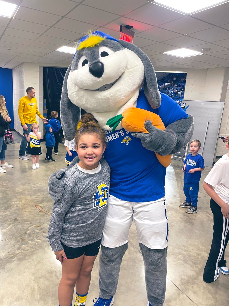 SmithSolutions4's tweet photo. "Had an amazing time at these games in awesome arenas!!! ๐ Nothing beats the energy and fun of hanging out with these awesome mascots! โ๐ฆ๐ #GameDays #SiouxFalls #Huron #Brookings ๐๐ซ https://t.co/PHdmZVkR5q