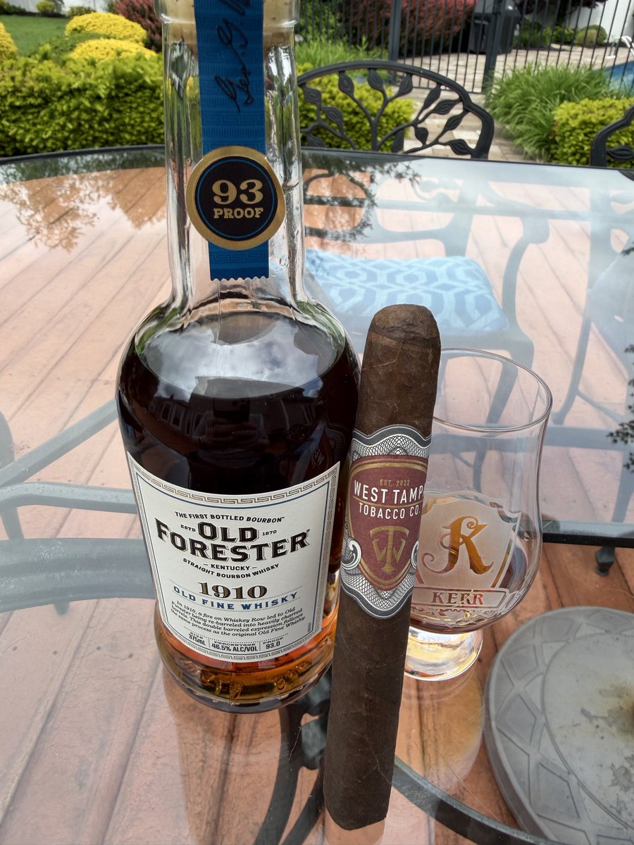 PucksSticks's tweet photo. The sun finally decided to come out after a weekend of torrential rain. Grabbed a West Tampa Tobacco Company Red with some Old Fo 1910. A really good pairing. https://t.co/UpUcssRAui