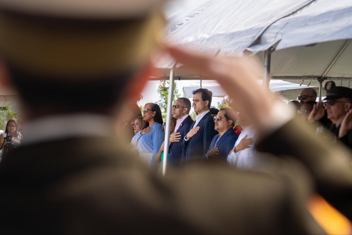 RepPabloJose's tweet photo. Hoy, en el Cementerio Nacional de Puerto Rico en Morovis, honramos a los hombres y mujeres puertorriqueños que dieron su vida en el servicio militar.

Junto al líder demócrata Hakeem Jeffries, recordamos el sacrificio, el valor y el legado de quienes sirvieron con honor. Puerto Rico nunca olvidará a sus héroes. 🇺🇸🇵🇷🎖️
