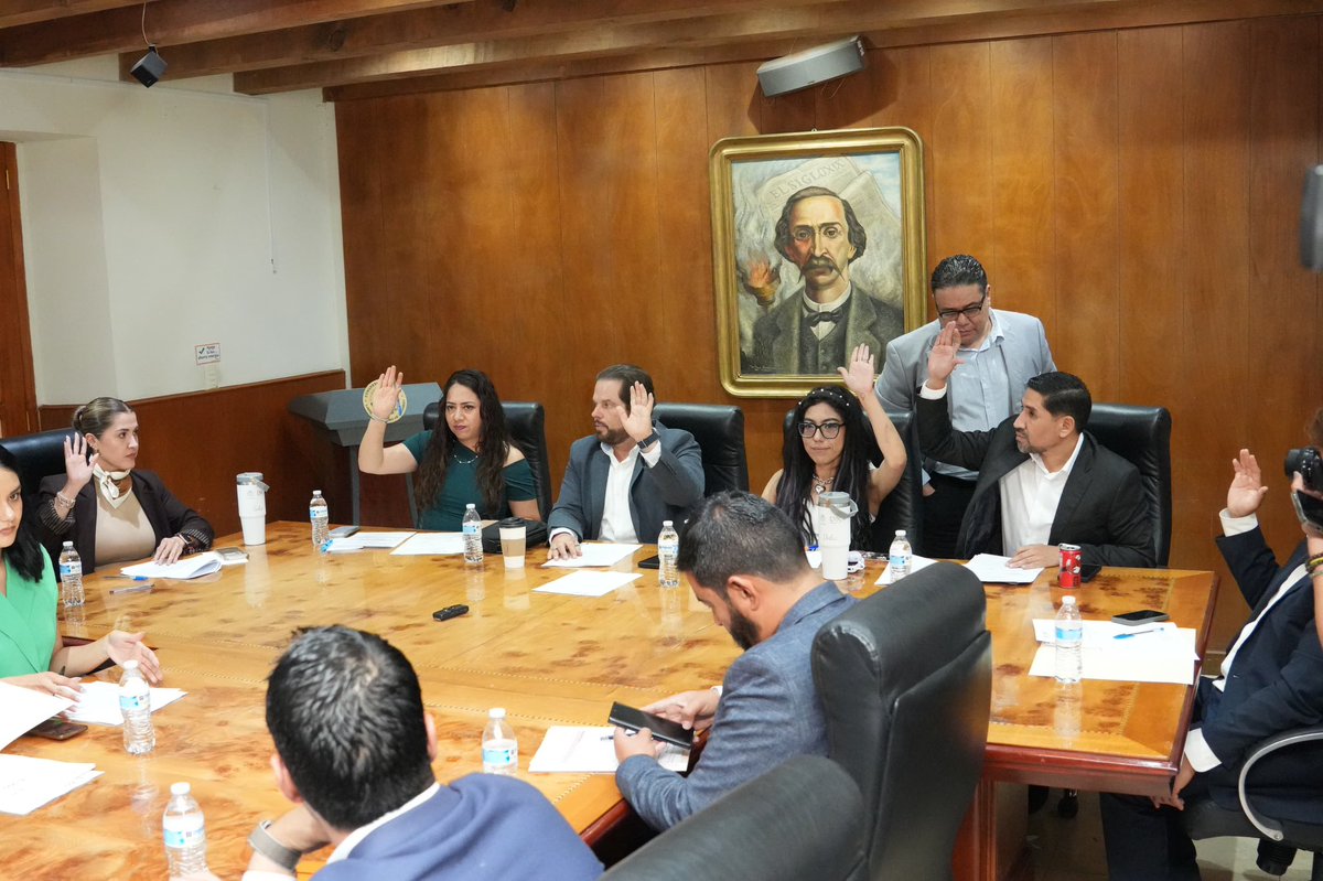 otnielgarcia's tweet photo. ¡Buenas noticias para nuestra gente! ✨
Hoy en la Comisión de Justicia dimos un paso muy importante al aprobar 5 dictámenes fundamentales. Cada uno de ellos está pensado para fortalecer nuestro marco legal y responder a las demandas reales de la ciudadanía. https://t.co/tIYAtaT1uH