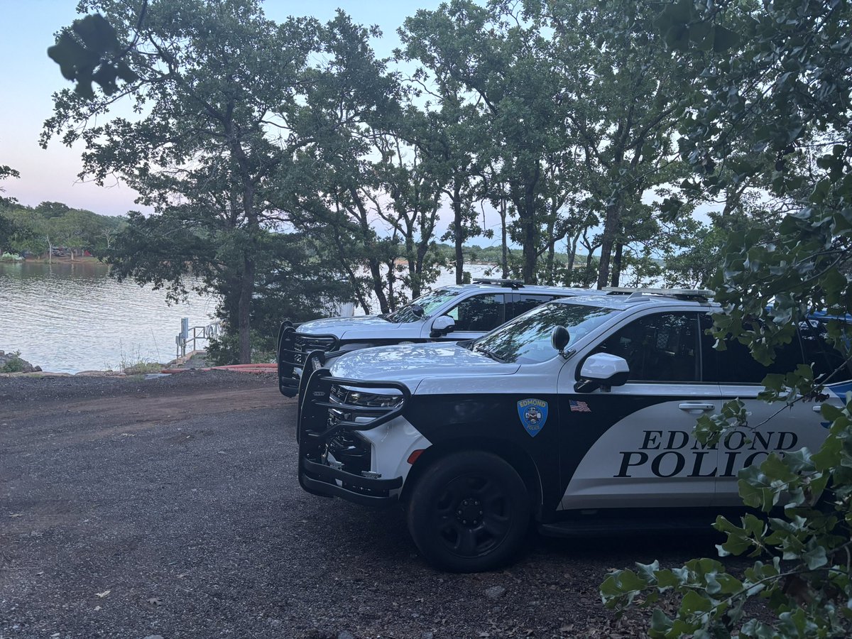 EdmondPD's tweet photo. As our community enjoys time with family and friends this Memorial Day, we encourage everyone to take a moment to remember the true meaning of today — honoring the brave men and women who gave their lives in service to our country.
From all of us at the Edmond Police Department, we wish everyone a safe Memorial Day. 🇺🇸