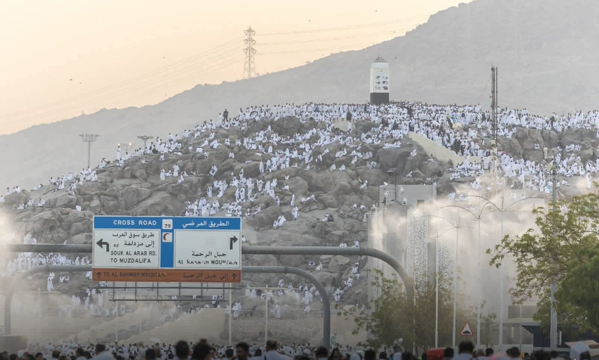 hkhalifa40's tweet photo. المُسلِمون الذين كانو قِلَّة يَتكاثَرون، الرجُلُ الذي بدأَ الدعوَة وَحيدًا صارَ أُمَّة، والأُمَّة تجتمعُ علىٰ كلمة واحدة: 
لا إله إلَّا الله!

والمولىٰ يُباهي بِهِم مَلائِكتَهُ، في يَومِ المَرحمَة!
شَعائِر الإسلام.. عِزَّة!
يا رب لكَ الحمدُ أنَّا مُسلِمون. ♡ https://t.co/czu7Khbr0V