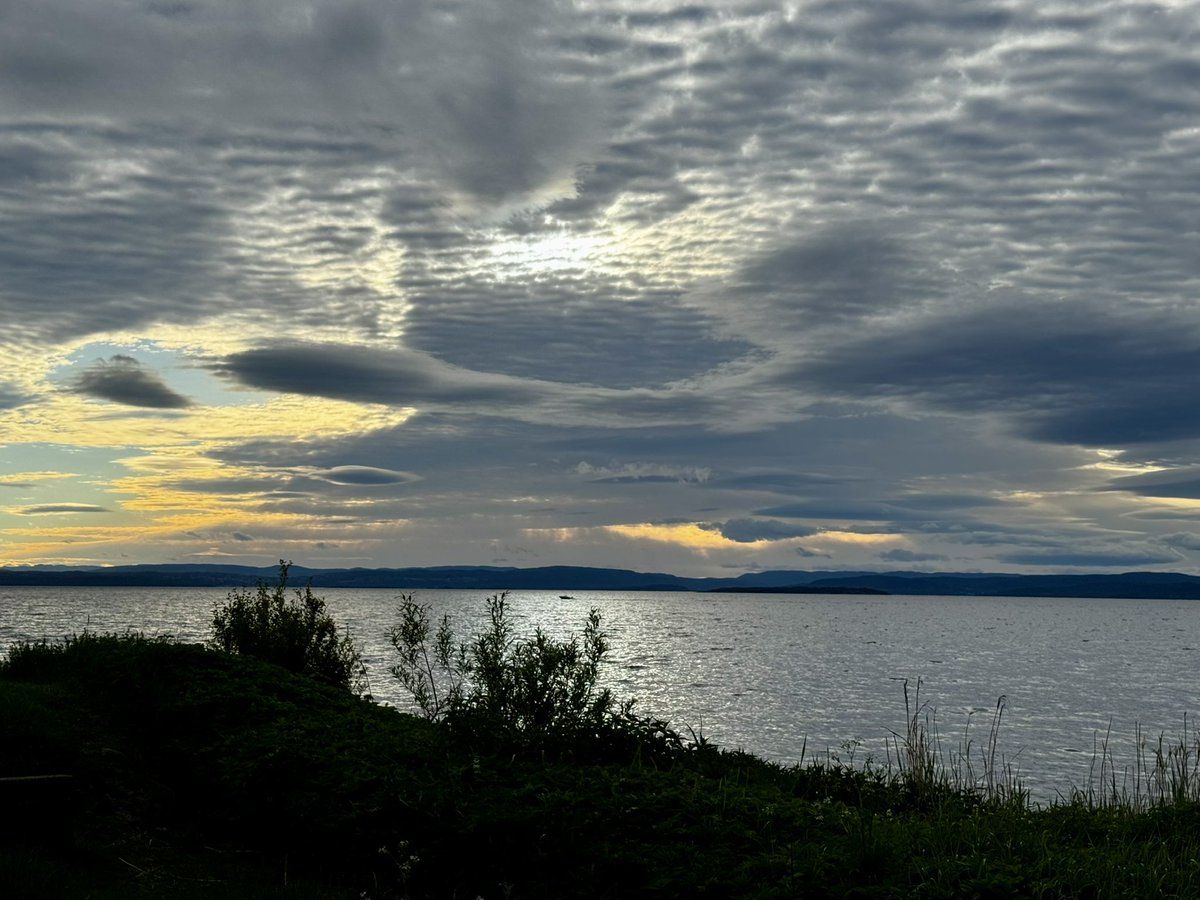DavidSandum's tweet photo. Photos from my walk by the Oslo Fjord tonight at Jeløy, #norway Taken with my phone and posted without filter. https://t.co/cdhAI3OCWf
