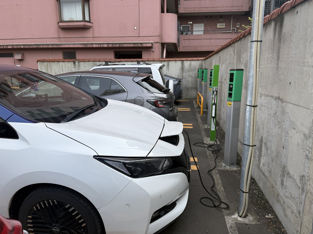 n_waka's tweet photo. ラッキーパーキングの充電用コンセントのある区画が空いてて停められたのは、まさにラッキーだった!
100%充電で、スーー
#leafnow #日産リーフ #NissanLeaf https://t.co/ghjMUFF9CD