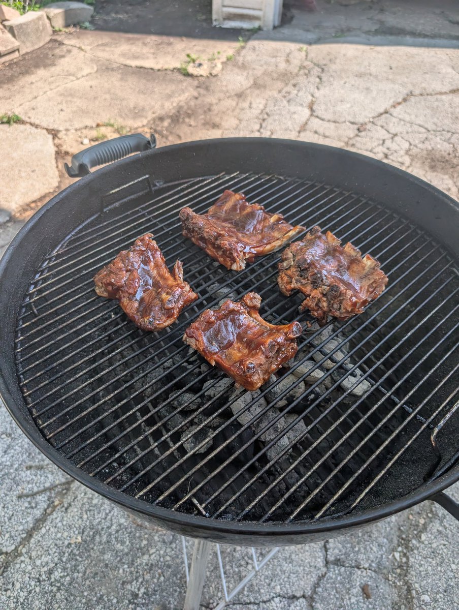 brianbolek's tweet photo. Session 3:

Meat: ribs (in the oven first for about 90 minutes) and Ball Park Frank hot dogs (not pictured)

Beer: Honey Cream Ale from Mad Anthony (Fort Wayne)

Cheers. https://t.co/QXPOnoFGXp