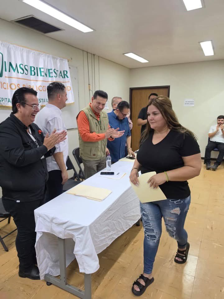 MarioPhoenix24's tweet photo. Comunicadores Refuerzan su Acceso a Salud

La seguridad social también protege la palabra.

Los Mochis, mayo de 2026.

Integrantes de la Organización de Comunicadores Unidos de Sinaloa participaron junto con sus familias en una jornada de afiliación al programa IMSS Bienestar en Los Mochis, Sinaloa. La actividad tuvo como propósito facilitar el acceso a servicios médicos, orientación preventiva y protección básica para quienes forman parte del gremio de la comunicación en la región.

Durante la jornada se brindó información sobre requisitos, beneficios y procedimientos de registro, con apoyo directo para los asistentes. La iniciativa refuerza la importancia de acercar servicios de salud a sectores profesionales que, por la naturaleza de su labor, suelen enfrentar condiciones variables de cobertura y estabilidad social.

Para los comunicadores locales, este tipo de acciones representa un paso concreto hacia el fortalecimiento del bienestar familiar y la seguridad social. También confirma que el ejercicio informativo requiere no solo libertad de expresión, sino condiciones mínimas de protección, atención y dignidad institucional.

Phoenix24: periodismo sin fronteras. / Phoenix24: journalism without borders.