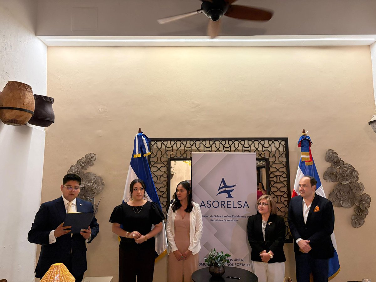 TolentinoDania's tweet photo. La Embajada de El Salvador en Rep. Dominicana realizó el lanzamiento de la Asociación de Salvadoreños Residentes en RD (ASORELSA), junto a su Junta Directiva y comunidad. Iniciativa que busca promover la integración, la cultura y ser un aliado en favor de la diáspora. 🇸🇻🇩🇴 https://t.co/GVJavldWlE