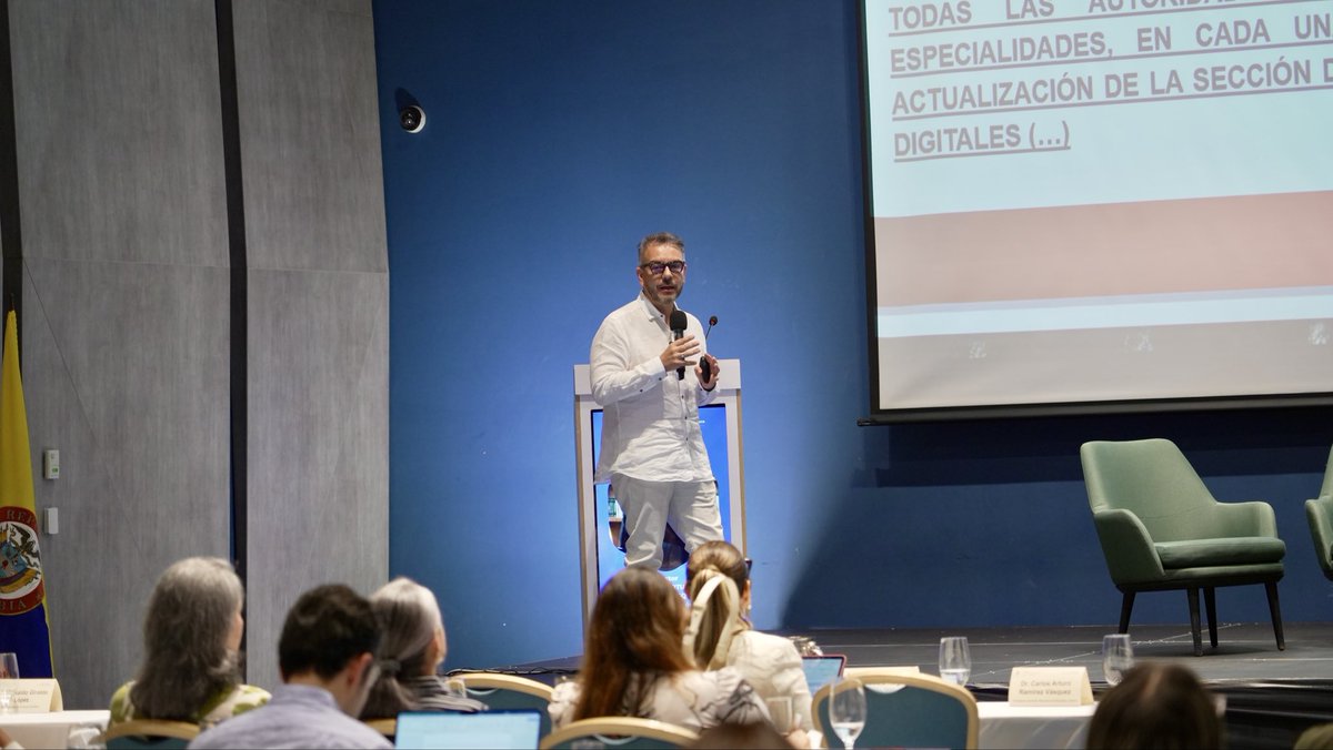CNDJ_Col's tweet photo. En Santa Marta, el presidente de la Comisión Nacional de Disciplina Judicial, Carlos Arturo Ramírez Vásquez, participó en el  IX Conversatorio de Relatorías y Bibliotecas Judiciales. En su intervención, explicó el valor y divulgación de la jurisprudencia disciplinaria como fuente de derecho.

Este espacio se consolida como un encuentro esencial organizado por el Centro de Documentación Judicial (CENDOJ) y la @Ejrlbnet para seguir transformando la gestión del conocimiento y la transparencia en la Rama Judicial.