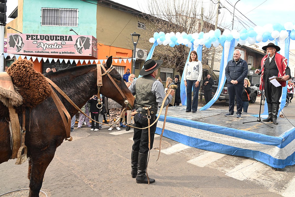 ZamoraJulio's tweet photo. Junto a la comunidad de #ElTalar, celebramos un nuevo #25deMayo con un emotivo desfile patriótico, reafirmando los valores de nuestra historia y el orgullo de ser argentinos. 🇦🇷 https://t.co/z1k59KnhhK