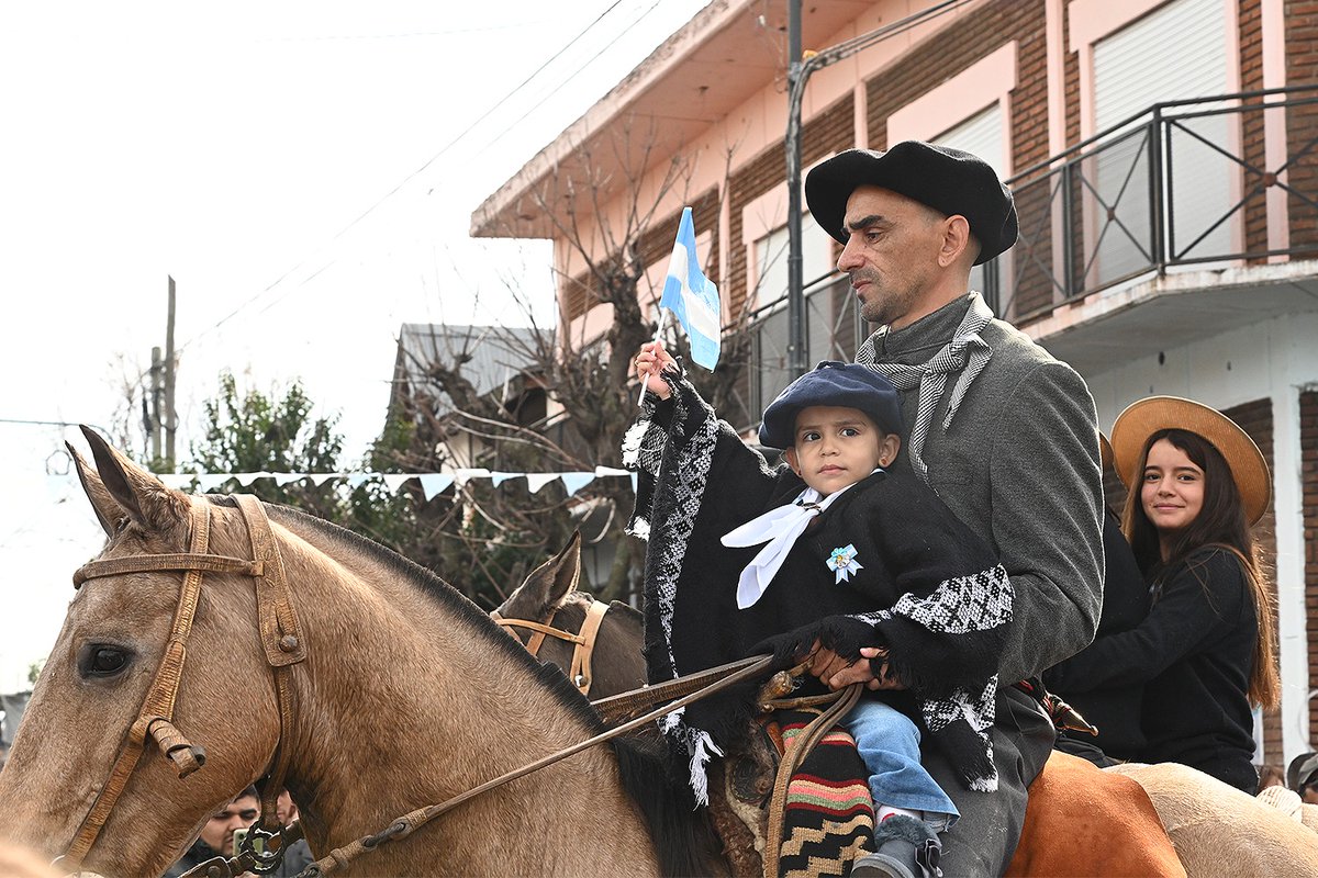 ZamoraJulio's tweet photo. Junto a la comunidad de #ElTalar, celebramos un nuevo #25deMayo con un emotivo desfile patriótico, reafirmando los valores de nuestra historia y el orgullo de ser argentinos. 🇦🇷 https://t.co/z1k59KnhhK