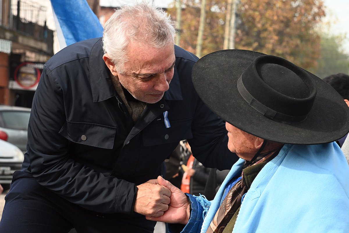 ZamoraJulio's tweet photo. Junto a la comunidad de #ElTalar, celebramos un nuevo #25deMayo con un emotivo desfile patriótico, reafirmando los valores de nuestra historia y el orgullo de ser argentinos. 🇦🇷 https://t.co/z1k59KnhhK