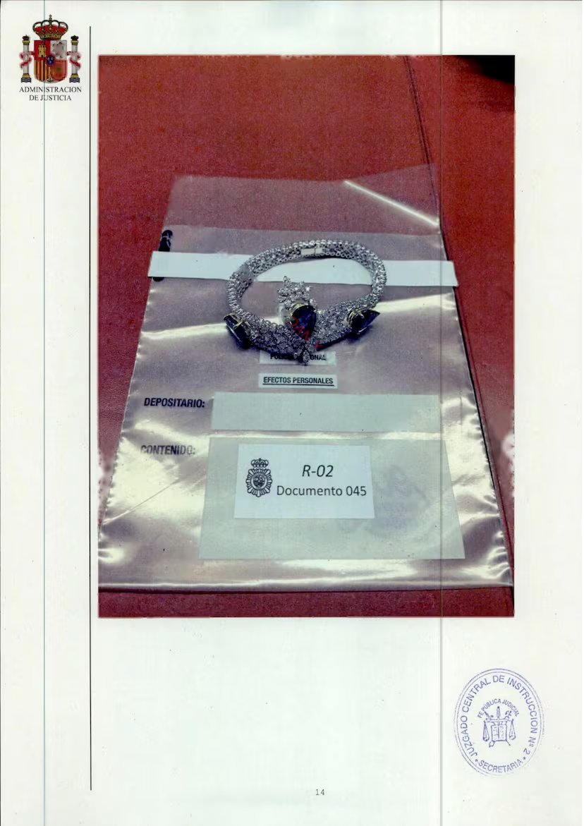 vloonk's tweet photo. Las joyas incautadas a José Luis Rodríguez Zapatero podrían valer «entre cuatro y cinco millones de euros».

«Para valorar y tasar joyas hay que verlas, tocarlas y analizarlas bien, pero si el conjunto de Zapatero es lo que parece por las fotos, vale entre cuatro y cinco millones de euros». La experta en joyería de lujo y vintage y tasadora profesional Wendy González, de Havana Joyeros, considera, además, que «hay algunas piezas antiguas, pero me atrevería a decir que la mayoría son más actuales y de procedencia asiática, yo creería que de Dubái o Doha», según cita el diario ABC.

La profesional, miembro de la Asociación Española de Tasadores de Alhajas (AETA), ha revisado las imágenes del lote encontrado en una caja fuerte del despacho profesional de Zapatero para intentar cifrar el «valor aproximado del conjunto, siempre que se trate de piezas auténticas y de la calidad que parecen».

En este sentido, explica que «la clave está en la procedencia y el color exacto de las piedras», y que en el material encontrado «hay zafiros y rubíes, de muchos quilates, además de perlas, en cuyo caso hay que ver bien la calidad». «Por ejemplo, una gargantilla de rubíes que compone el conjunto, si es del tono sangre pichón, el más buscado del mundo, puede costar solamente ella un millón de euros», asegura.

«La gargantilla de la talla pera, azul, si es realmente un zafiro royal blue, también hablamos de un millón de euros», añade.

Gónzalez cree que son joyas procedentes de Oriente Medio, no americanas, por su estilo «opulento», con piedras muy grandes y brillo, aunque también hay algunos relojes, cuya marca no alcanza a ver en las fotos para poder dar un precio, y «pulseras de pedida vintage». Este tipo de joyas «se está usando muchísimo, y también pueden valer bastante».