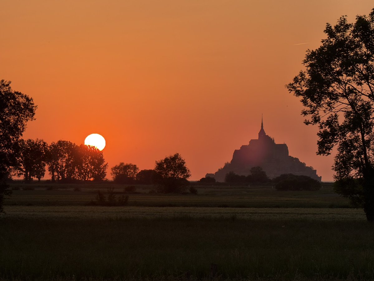 modofwar1's tweet photo. Normandiya yolunda Mont St Michel e uğramadan geçilmezdi. Günün her saati ayrı bir güzel https://t.co/Mf1Cy2hoBT