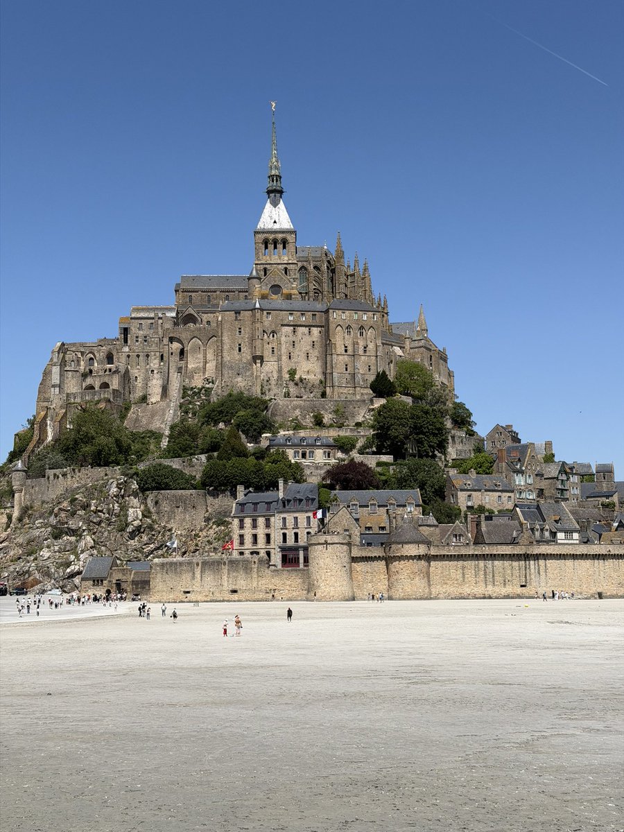 modofwar1's tweet photo. Normandiya yolunda Mont St Michel e uğramadan geçilmezdi. Günün her saati ayrı bir güzel https://t.co/Mf1Cy2hoBT