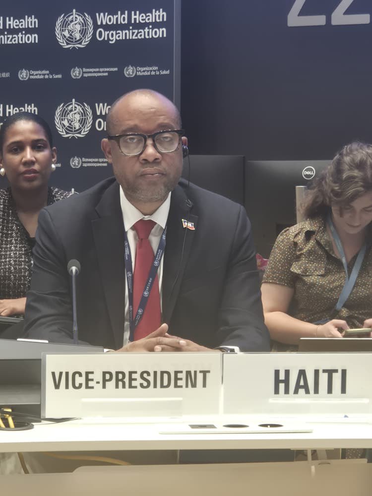 Haiti_UNOG's tweet photo. Moment historique pour Haïti ce lundi 25 mai 2026 à Genève.

Lors de la 159e session du Conseil exécutif de l’OMS, organe de 34 pays chargé d’orienter les grandes politiques de santé mondiale, les États membres ont élu le Dr Bertrand Sinal, ministre haïtien de la Santé, Vice-Président pour la Région des Amériques, aux côtés de 3 autres vice-présidents : la Dr Katarzyna Drążek-Laskowska (Pologne, Europe), le Pr Mohamed Hassany (Égypte, Méditerranée orientale) et le Pr Mamadou Samba (Côte d’Ivoire, Afrique).

Membre du Conseil depuis 2025 pour un mandat de 3 ans (2025-2028), Haïti en assure aujourd’hui la vice-présidence.

Haïti va profiter de cette tribune pour porter la voix des pays vulnérables et défendre l’équité en santé mondiale. @MsppOfficiel