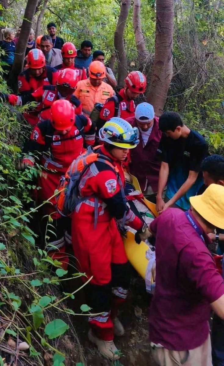 alertanoti's tweet photo. TURISTA GRIEGO MUERE ANTES DE INICIAR ASCENSO AL VOLCÁN ILAMATEPEC

Equipos de la Unidad de Búsqueda y Rescate de la Cruz Roja Salvadoreña, seccional Quezaltepeque, participaron en la recuperación del cuerpo de un turista de nacionalidad griega que falleció en las cercanías del volcán Ilamatepec.

De acuerdo con información preliminar, el extranjero habría sufrido un paro cardíaco fulminante justo cuando se preparaba para iniciar el ascenso al volcán, considerado uno de los destinos turísticos más visitados de El Salvador.

Tras recibir la alerta, los rescatistas se movilizaron rápidamente hacia la zona y realizaron las labores de recuperación en un sector de difícil acceso. Posteriormente, el cuerpo fue entregado a las autoridades correspondientes para continuar con el procedimiento respectivo.