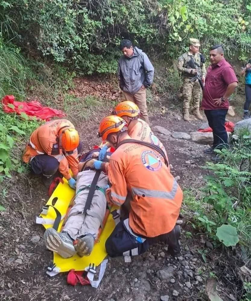 alertanoti's tweet photo. TURISTA GRIEGO MUERE ANTES DE INICIAR ASCENSO AL VOLCÁN ILAMATEPEC

Equipos de la Unidad de Búsqueda y Rescate de la Cruz Roja Salvadoreña, seccional Quezaltepeque, participaron en la recuperación del cuerpo de un turista de nacionalidad griega que falleció en las cercanías del volcán Ilamatepec.

De acuerdo con información preliminar, el extranjero habría sufrido un paro cardíaco fulminante justo cuando se preparaba para iniciar el ascenso al volcán, considerado uno de los destinos turísticos más visitados de El Salvador.

Tras recibir la alerta, los rescatistas se movilizaron rápidamente hacia la zona y realizaron las labores de recuperación en un sector de difícil acceso. Posteriormente, el cuerpo fue entregado a las autoridades correspondientes para continuar con el procedimiento respectivo.