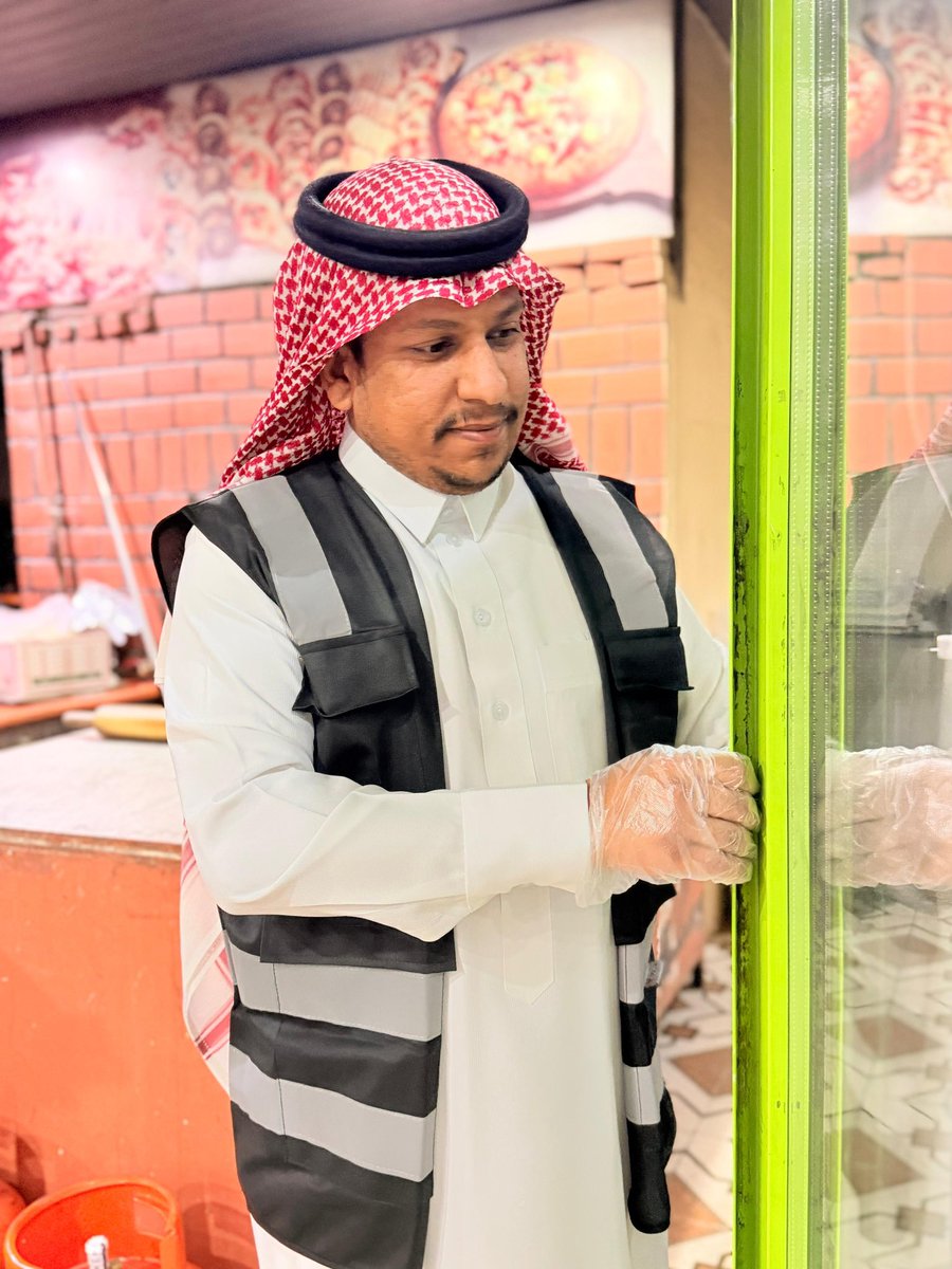 AlhadithaM's tweet photo. بناءً على توجيهات سعادة أمين منطقة الجوف المهندس #عاطف_الشرعان قام رئيس #بلدية_الحديثة الدكتور مطر بن منادي العنزي بجولة تفقدية على المطاعم الواقعة على الطريق الدولي للتحقق من جاهزيتها الكاملة ومدى استعدادها لاستقبال الزوار والمسافرين. https://t.co/rtKNRxkMih