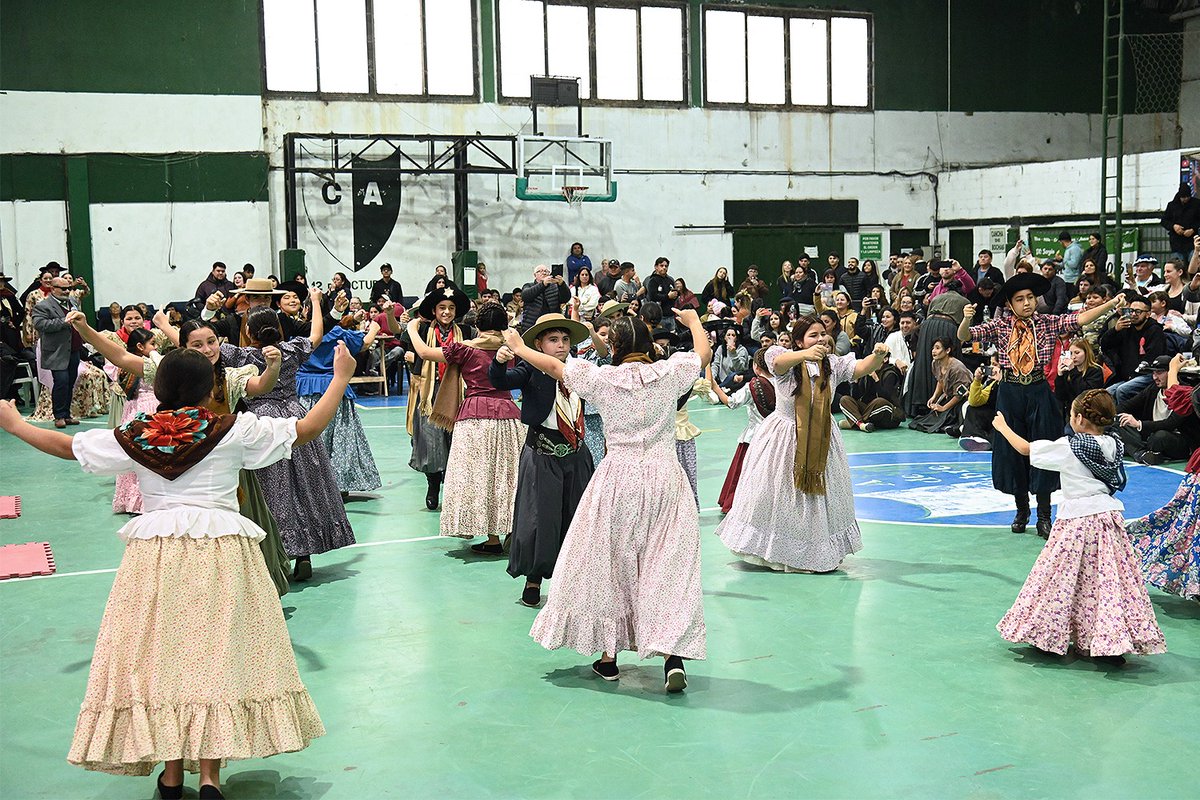 ZamoraJulio's tweet photo. Por último, en #Benavídez, celebramos este día patrio con baile, alegría y el orgullo de compartir nuestras tradiciones.
¡Viva la Patria! 🇦🇷 https://t.co/0nQXHoErQp