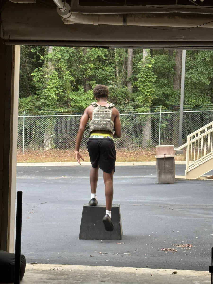 HurleyyJonathan's tweet photo. Memorial Day work 💪🏾🇺🇸
Always good to get a workout in on a holiday! Today my Dad introduced me to the “Murph” CrossFit workout. I didn’t complete the full Murph, but I still got some good work in! 🏈 @PlayBookAthlete @najehwilk @Ga_Gridiron @FNStandouts @RecruitGeorgia @GreyhoundFball @RecruitJCFball @Hounds_Strength @FBRecruitAide
