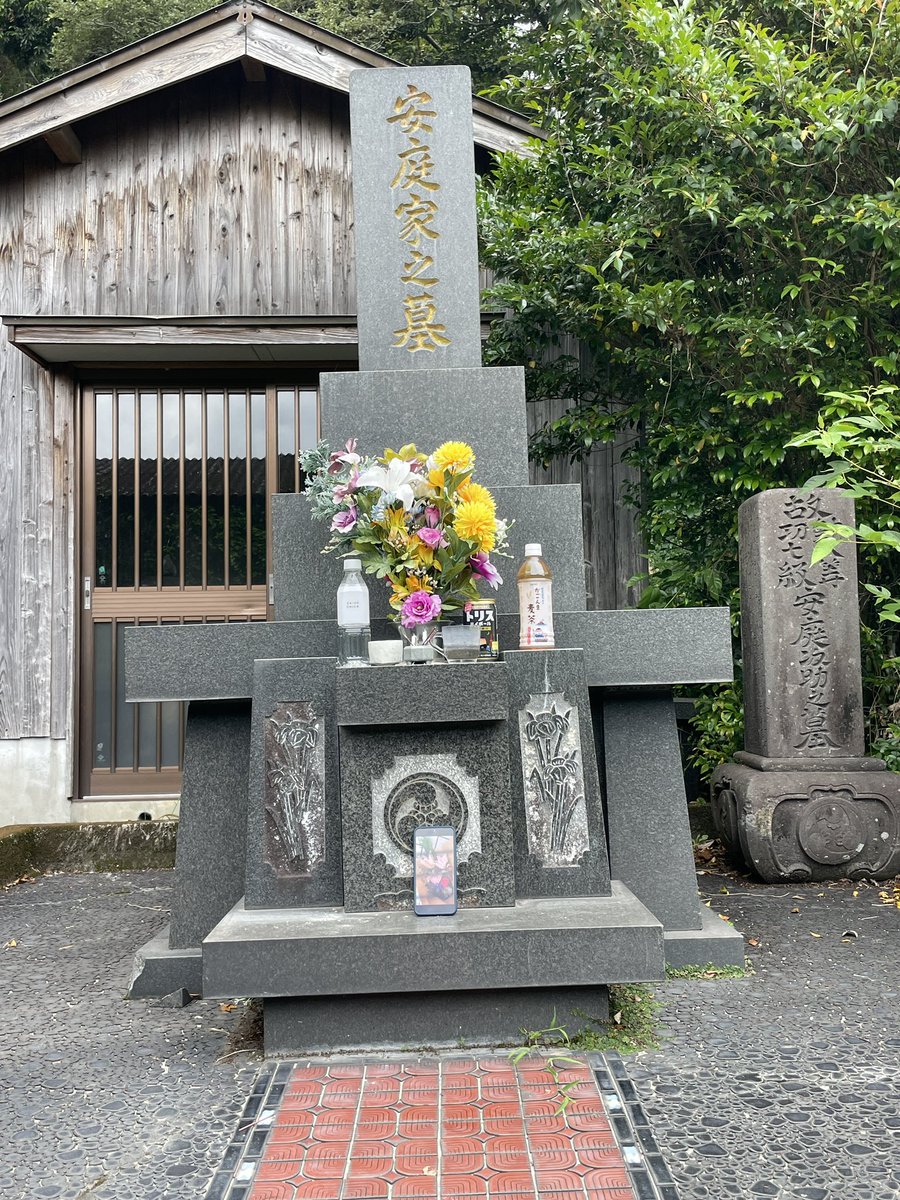 Creative580's tweet photo. 蔵本さん、のりこさんの墓参りと追悼ライブで鹿児島の鹿屋へ
色々な再会と新たな出会い
みんな楽しんでましたね
大事なことすね
鹿屋の人達は、とにかく優しい人達ばかり
地鶏が美味しい、芋焼酎の美味しい
そして、YELLOW RIOT FINAL
内藤航氏の想いと覚悟を看取りました
ありがとうございました https://t.co/Hfd9y5gvyb