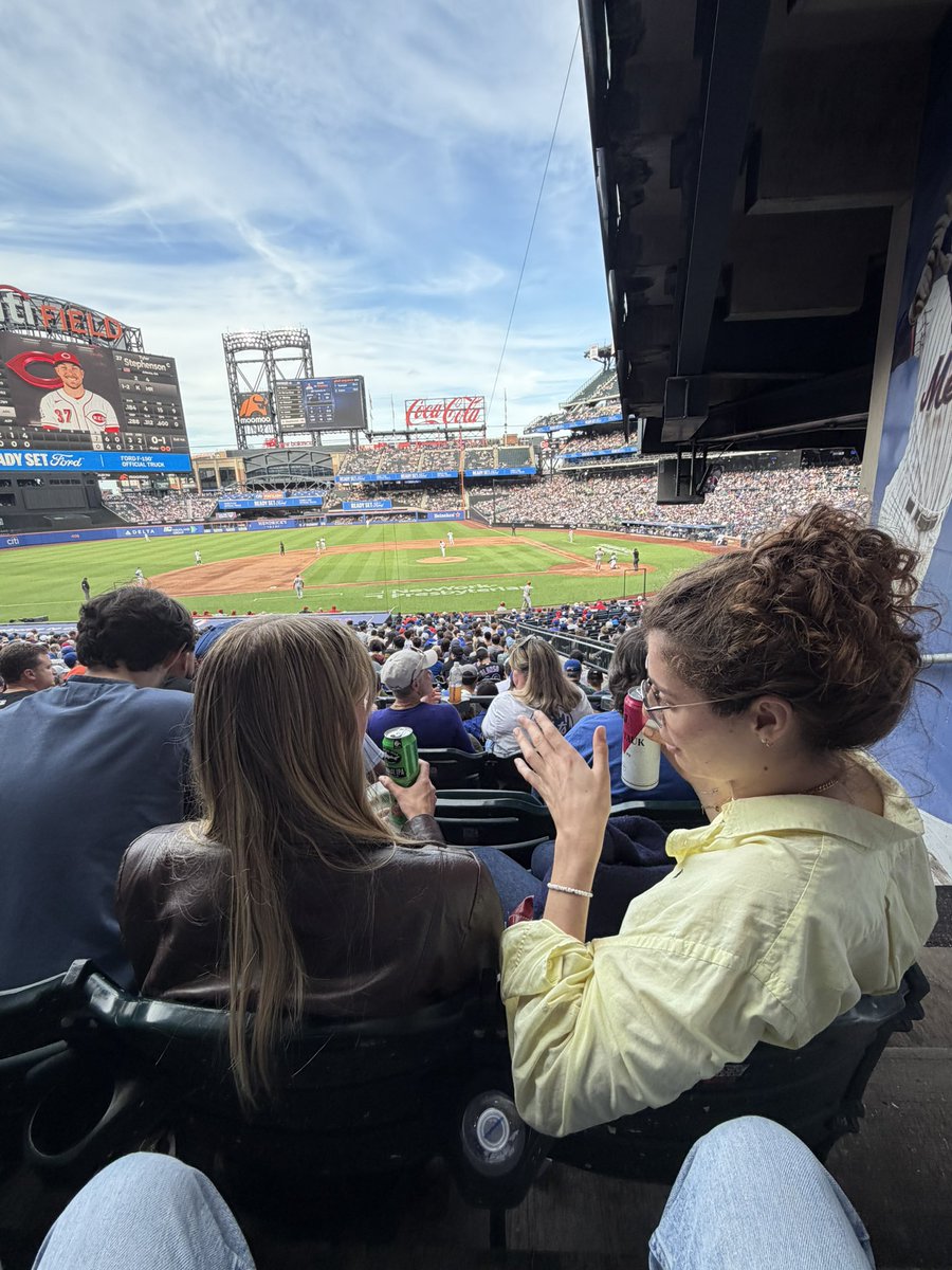 TechwithObed's tweet photo. @Verizon at @CitiField stadium during the @Mets game. https://t.co/NMO98YhaHC
