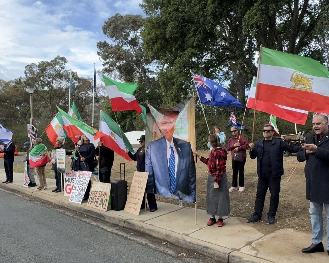 IsraelinOZ's tweet photo. 📍Embassy of Israel in Canberra

Members of the Iranian community in Australia continue to speak out against the regime and express support for the U.S. and Israel following Operation Roaring Lion. This past Sunday, they gathered outside the Embassy in a powerful show of solidarity.

Israel will continue to stand with the Iranian people.