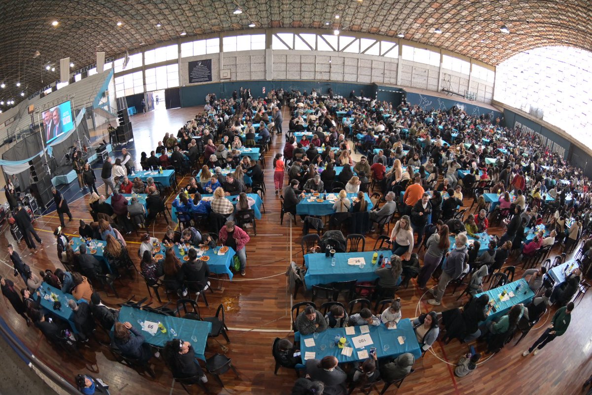 javierpretto's tweet photo. 🇦🇷 LOCRO PATRIO EN JUNIORS 

Vivimos un gran #25DeMayo en el club Juniors compartiendo un locro junto a más de 1.400 vecinos, instituciones y organizaciones de nuestra ciudad. 🇦🇷

Gracias @PasseriniOk y @miguelsiciliano por acompañarnos en esta fecha tan importante para todos. https://t.co/zpdDlrKD4U