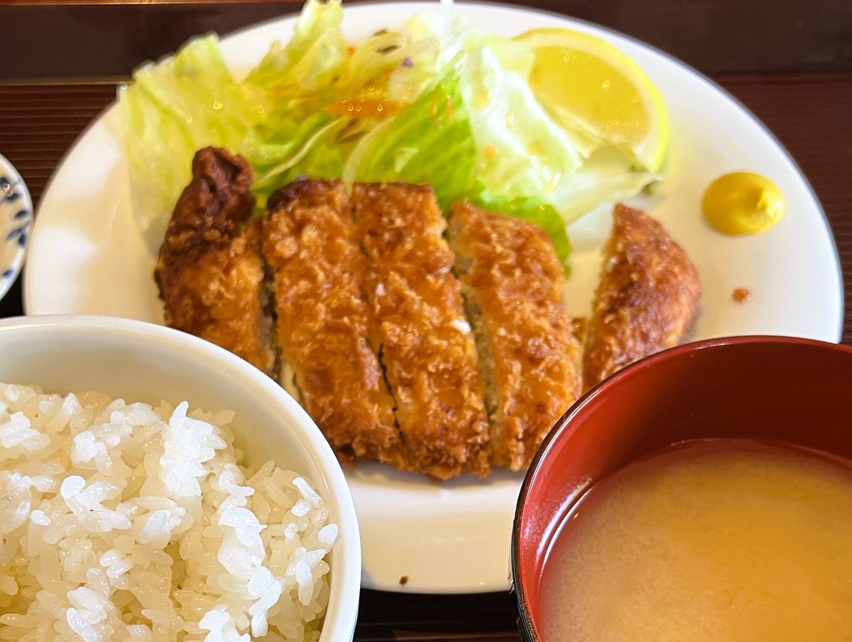 akiyuma0333's tweet photo. お仕事の日のLUNCH。
葉山一色亭さんで。
トンカツ定食いただきました。
ここのカツってコロモはカリッ。
お肉は柔らか。
好きなんですよねぇ。
#lunchmenu
#ランチ
#カツ
#とんかつ
#トンカツ
#とんかつ定食 https://t.co/opAaiyWmKa