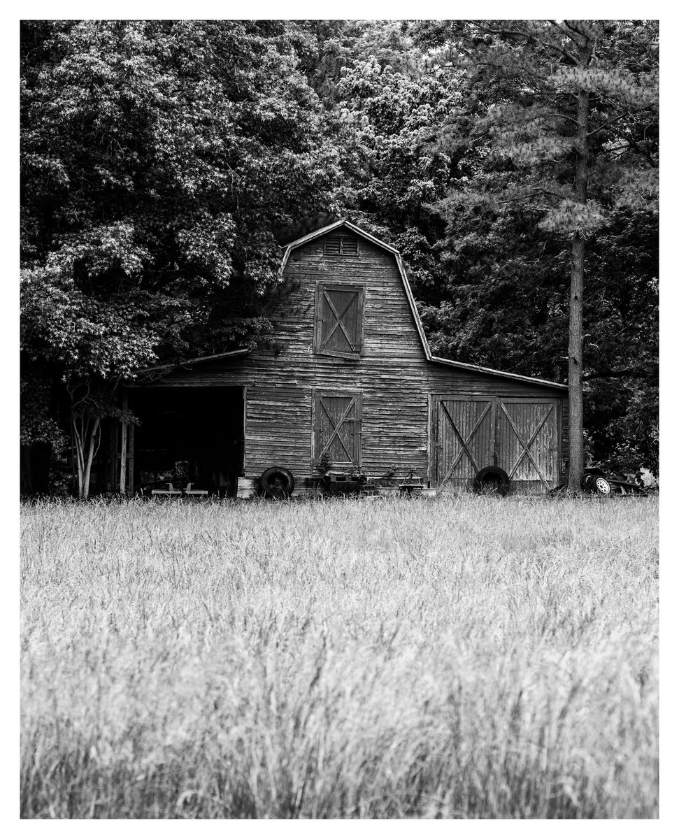 PRMullen's tweet photo. Barn along a road https://t.co/4wJPYLaaYr