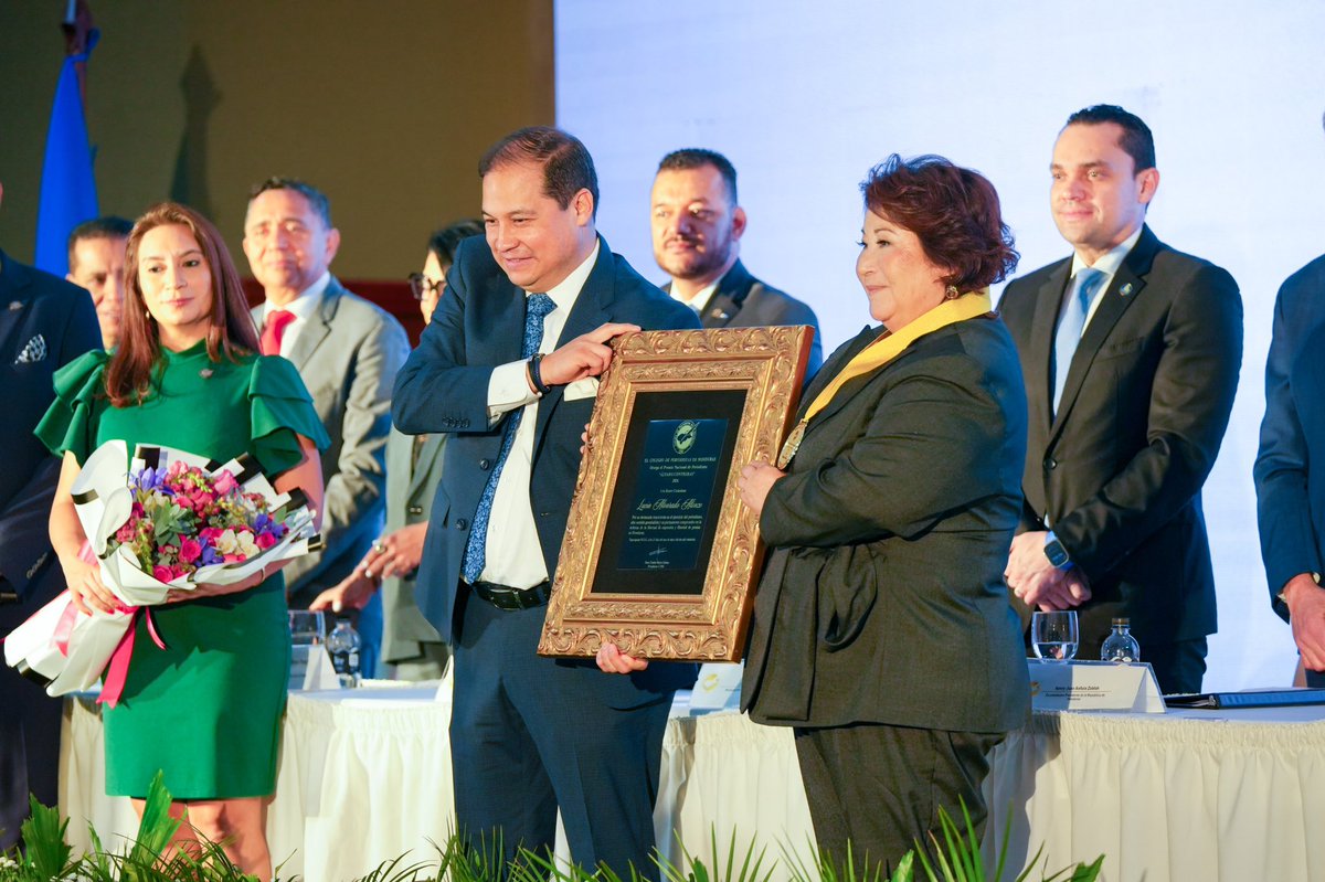 injupempHn's tweet photo. Nuestro director ejecutivo, Raúl Valladares, acompañó la entrega del Premio Álvaro Contreras, máximo reconocimiento al periodismo en Honduras, otorgado a la periodista Lucía Alvarado. 
Felicitamos a la galardonada por su aporte a la libertad de expresión en nuestro país.🙌🏼 https://t.co/bHYNZ0nZot