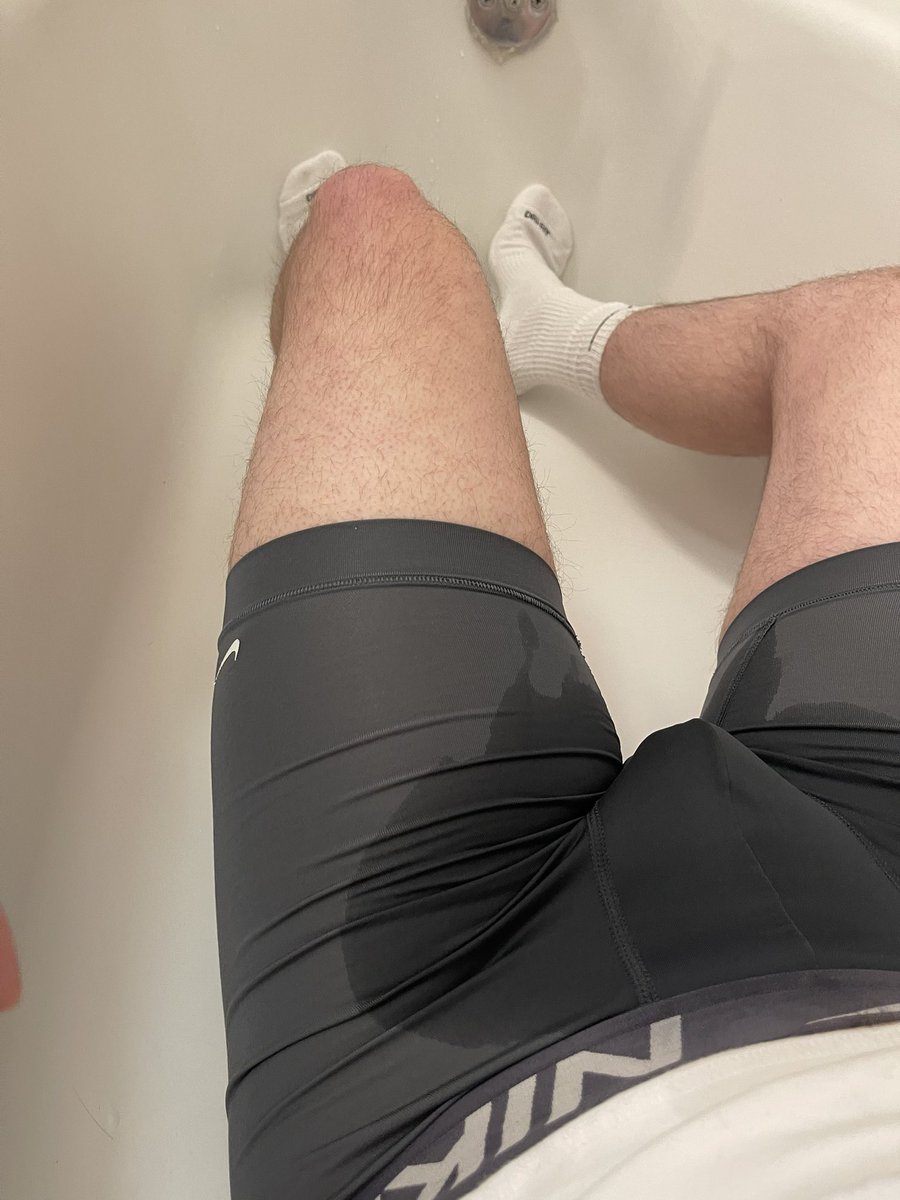 sockboi96's tweet photo. Nothing like relaxing at home! Need someone to help fill the tub with me! 😈
#piss #socks #Nike https://t.co/DtxREdFj1q