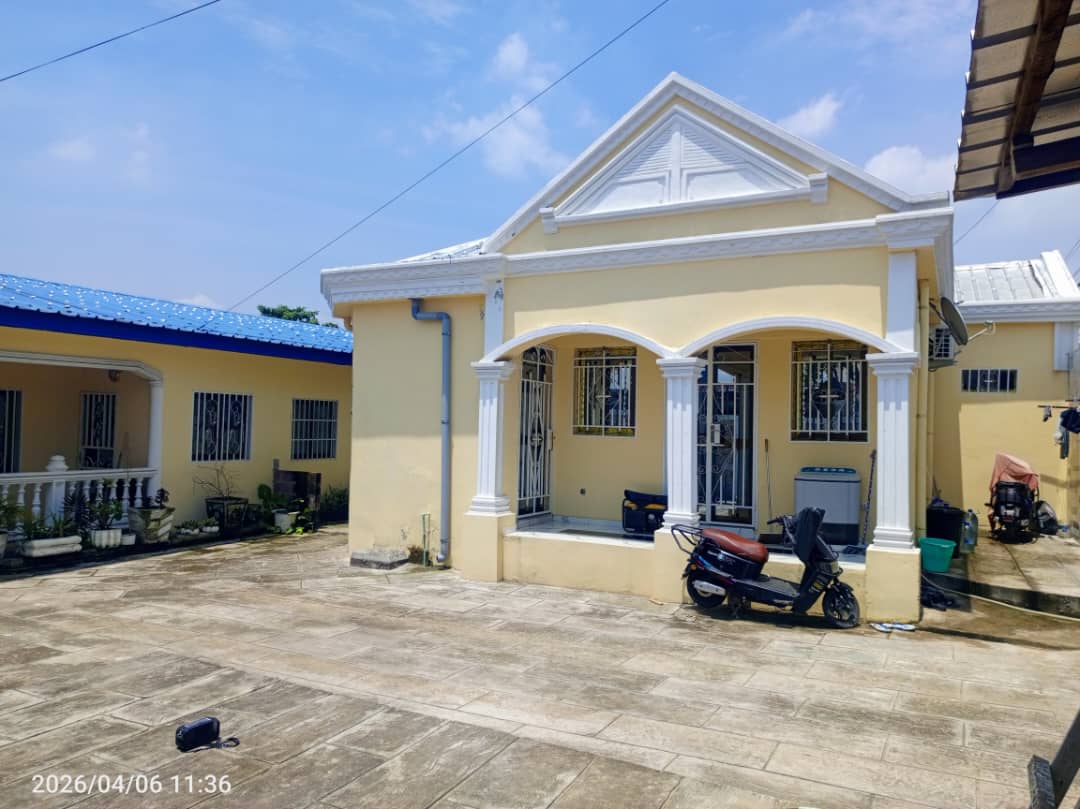 DeProximite's tweet photo. À VENDRE À MAKÉLÉKÉLÉ AU QUARTIER KINSOUNDI DANS LE SECTEUR DE LA STATION SERVICES DE NZOKO!!!
Une parcelle de 400m2 comprenant 3 apparts ultra-modernes  format locatif de 2 ch, salon chacun.
***PRIX:70 MILLIONS À DÉBATTRE!!!
☎️ (appels) :066721264 ;
Whatsapp :(+242)050446692. 🇨🇬 https://t.co/25p7Udk9fC