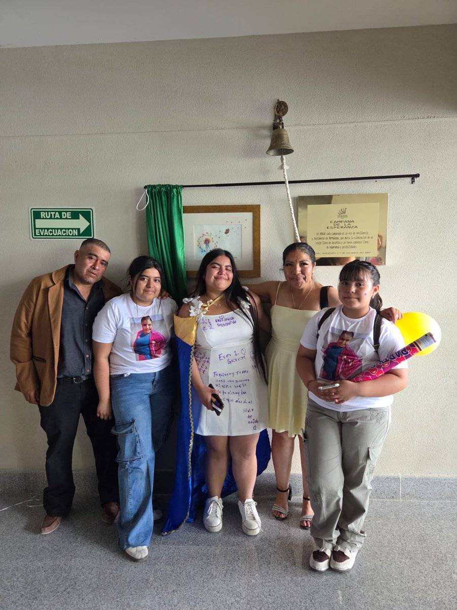 BajioHrae's tweet photo. ¡Vuelve a sonar la campana de la victoria! 🎉

A los 12 años, Karla Selene fue diagnosticada con sarcoma sinovial. Hoy, a sus 20 y tras un tratamiento en el #HRAEB está libre del cáncer! ❤️ 

¡Felicidades a ella, a su familia y al gran equipo médico de nuestro hospital! 🩺💪 https://t.co/RZqcp7LTPn