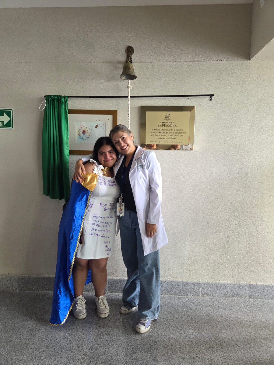 BajioHrae's tweet photo. ¡Vuelve a sonar la campana de la victoria! 🎉

A los 12 años, Karla Selene fue diagnosticada con sarcoma sinovial. Hoy, a sus 20 y tras un tratamiento en el #HRAEB está libre del cáncer! ❤️ 

¡Felicidades a ella, a su familia y al gran equipo médico de nuestro hospital! 🩺💪 https://t.co/RZqcp7LTPn